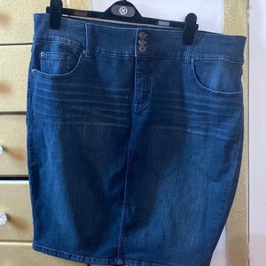 Torrid NWOT premium denim knee length jean skirt.
